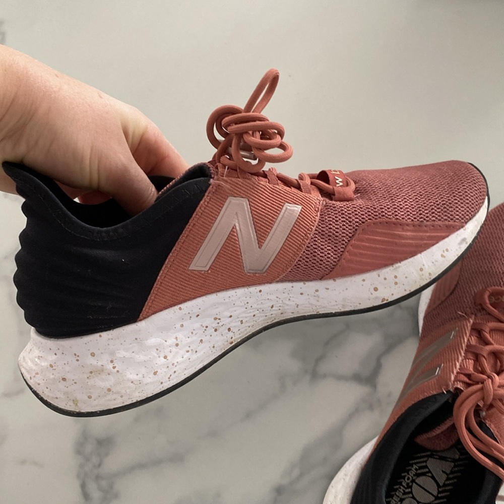 EUC Womens side 8.5 new Balance sneakers